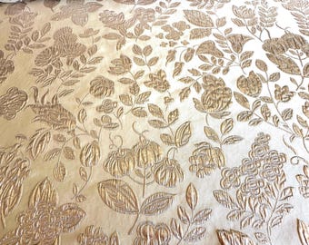 Italian jacquard fabric in warm ivory tones, floral weave pattern with lurex, for special occasions, high quality, last pieces 1 m.