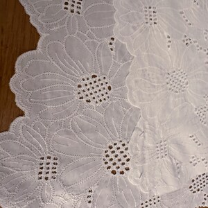 Ital. Baumoll-Batiststoff, Qualitätsstoff, Sangalo-Ösestoff, applizierte Blüten, bestickt, weiße Farbe, beidseitige Bogenkante, Top Qualität Bild 7