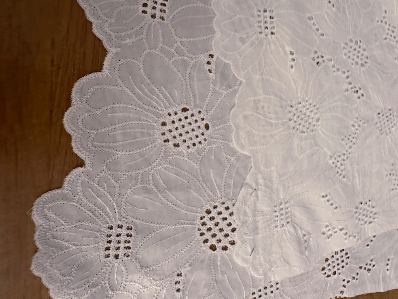 Ital. Baumoll-Batiststoff, Qualitätsstoff, Sangalo-Ösestoff, applizierte Blüten, bestickt, weiße Farbe, beidseitige Bogenkante, Top Qualität Bild 7