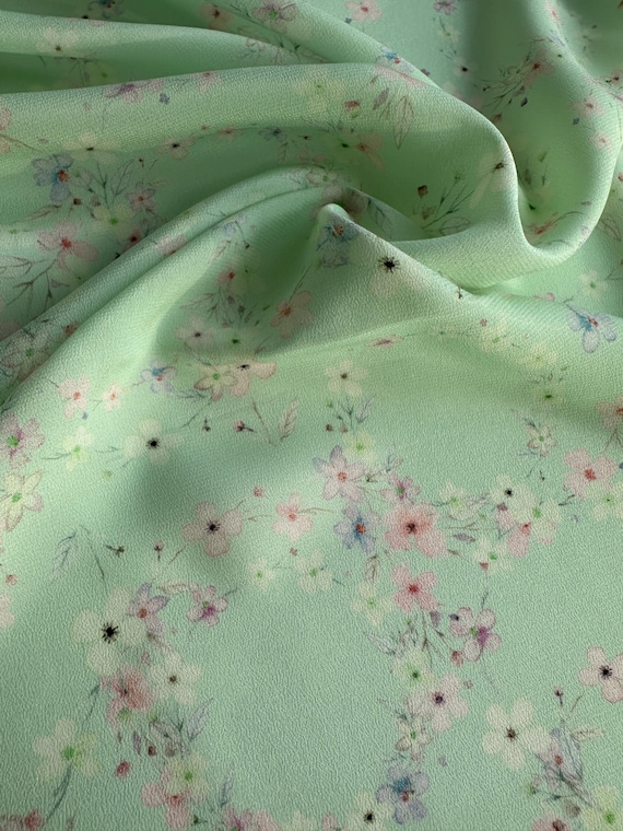 Exclusiver italienischer 100 % Seidenstoff, Crepe de Chiné, designer Stoff, zarter floraler Print, minze-farbener Hintergrund, Top Quality!