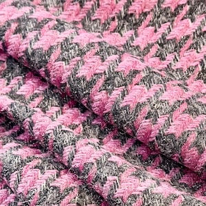 Könnte beinhalten: Rosa-grauer Hahnentrittstoff mit einem strukturierten Webmuster.