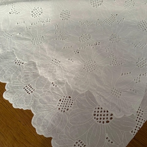 Ital. Baumoll-Batiststoff, Qualitätsstoff, Sangalo-Ösestoff, applizierte Blüten, bestickt, weiße Farbe, beidseitige Bogenkante, Top Qualität Bild 2