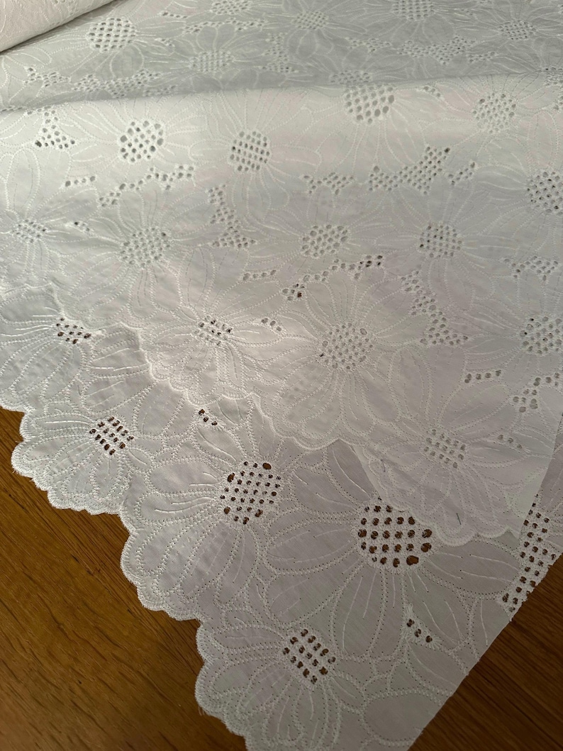 Ital. Baumoll-Batiststoff, Qualitätsstoff, Sangalo-Ösestoff, applizierte Blüten, bestickt, weiße Farbe, beidseitige Bogenkante, Top Qualität Bild 2