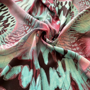 High-quality Italian viscose satin fabric, beautiful current print, top quality, designer print!