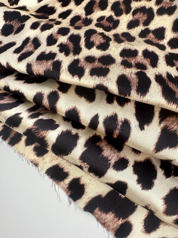 Italienischer Satin- Viskosestoff, leichtglänzend, Seidenoptik, Animalprint, Top Qualität, beige Hintergrund