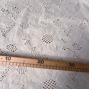 Ital. Baumoll-Batiststoff, Qualitätsstoff, Sangalo-Ösestoff, applizierte Blüten, bestickt, weiße Farbe, beidseitige Bogenkante, Top Qualität Bild 3