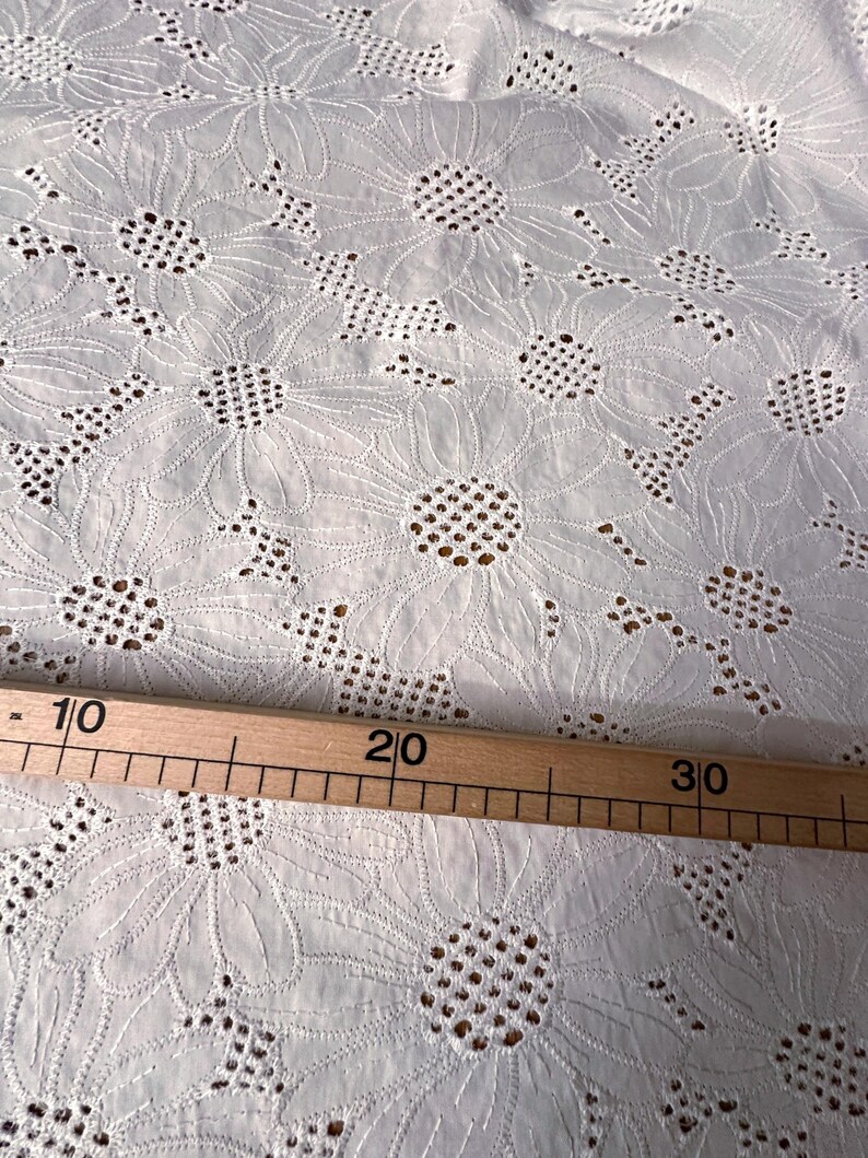 Ital. Baumoll-Batiststoff, Qualitätsstoff, Sangalo-Ösestoff, applizierte Blüten, bestickt, weiße Farbe, beidseitige Bogenkante, Top Qualität Bild 3