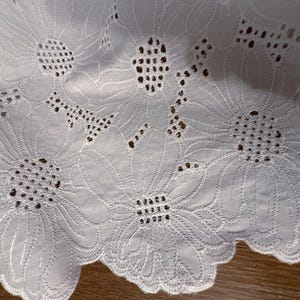 Ital. Baumoll-Batiststoff, Qualitätsstoff, Sangalo-Ösestoff, applizierte Blüten, bestickt, weiße Farbe, beidseitige Bogenkante, Top Qualität Bild 8