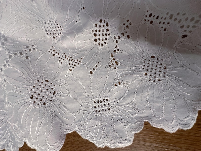 Ital. Baumoll-Batiststoff, Qualitätsstoff, Sangalo-Ösestoff, applizierte Blüten, bestickt, weiße Farbe, beidseitige Bogenkante, Top Qualität Bild 8
