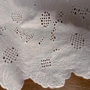 Ital. Baumoll-Batiststoff, Qualitätsstoff, Sangalo-Ösestoff, applizierte Blüten, bestickt, weiße Farbe, beidseitige Bogenkante, Top Qualität Bild 4