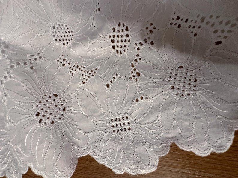 Ital. Baumoll-Batiststoff, Qualitätsstoff, Sangalo-Ösestoff, applizierte Blüten, bestickt, weiße Farbe, beidseitige Bogenkante, Top Qualität Bild 4