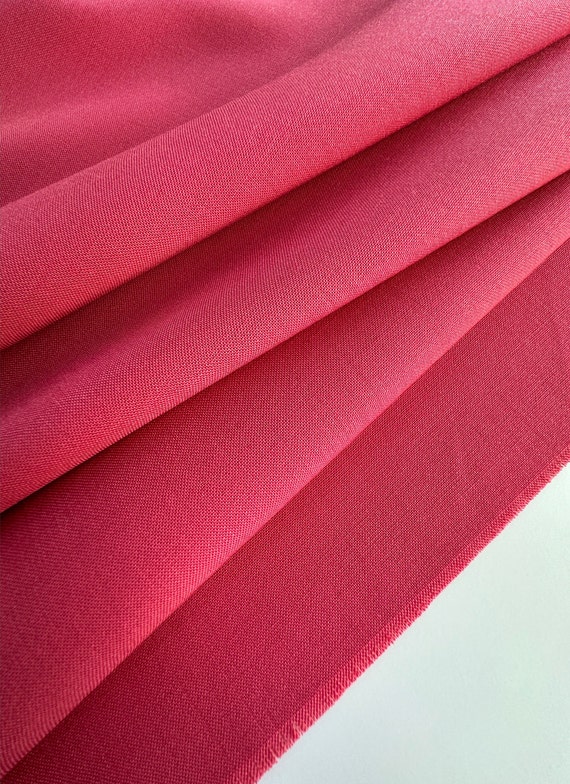 Italienischer hochwertiger Wollstoff, feine Wollgewebe, Premiumstoff, designer Stoff, in Himbeerfarbe. Qualitätsstoff mit Elasthan.