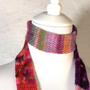 Può includere: Un set di tre tazze in ceramica con finitura opaca e macchiettata. Le tazze sono nei toni del crema, grigio chiaro e grigio scuro. Ogni tazza ha un design semplice e minimalista.