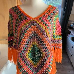 Poncho, Granny-Square-Poncho, gehäkelter Poncho, Hippie-Poncho, Unikat, Poncho mit Fransen, bunter Poncho Bild 1