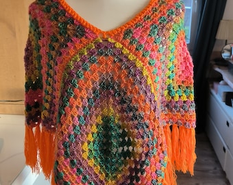 Poncho, Granny-Square-Poncho, gehäkelter Poncho, Hippie-Poncho, Unikat, Poncho mit Fransen, bunter Poncho