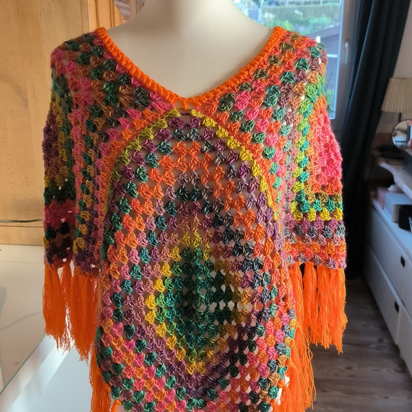 Poncho, Granny-Square-Poncho, gehäkelter Poncho, Hippie-Poncho, Unikat, Poncho mit Fransen, bunter Poncho