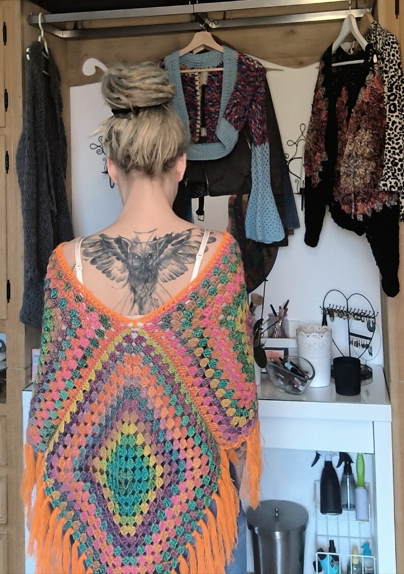 Poncho, Granny-Square-Poncho, gehäkelter Poncho, Hippie-Poncho, Unikat, Poncho mit Fransen, bunter Poncho Bild 8