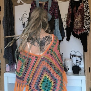 Poncho, Granny-Square-Poncho, gehäkelter Poncho, Hippie-Poncho, Unikat, Poncho mit Fransen, bunter Poncho Bild 9