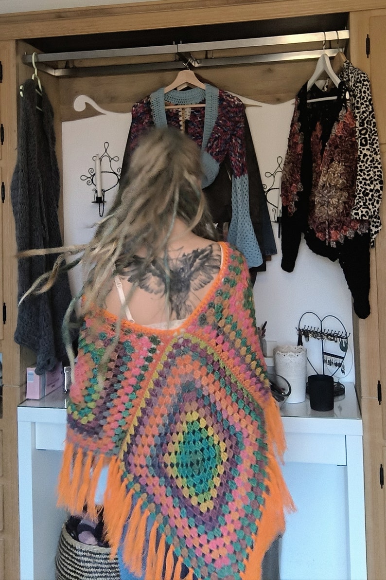 Poncho, Granny-Square-Poncho, gehäkelter Poncho, Hippie-Poncho, Unikat, Poncho mit Fransen, bunter Poncho Bild 9