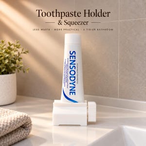 Op de afbeelding: Een witte plastic tandpastahouder en tube-uitknijper met een tube Sensodyne tandpasta. De tekst Toothpaste Holder & Squeezer en Less Waste, More Practical, A Tidier Bathroom staat in donkerbruine letters boven het apparaat gedrukt.
