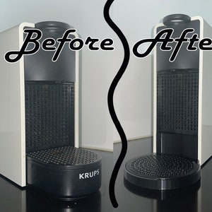 Może przedstawiać: Biało-czarny ekspres do kawy z napisem "Przed" nad nim i napisem "Po" nad drugim ekspresem do kawy. Ekspres do kawy po prawej stronie ma czarną tackę ociekową.