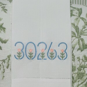 Strofinaccio da cucina in lino e cotone con orlo ricamato personalizzato con codice postale / Regalo per padrona di casa / Regalo locale