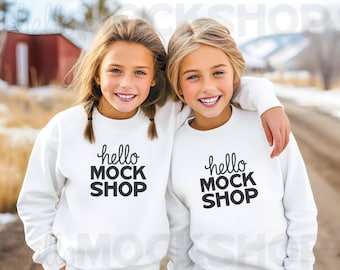 Mockup voor 2 kinderen | Sweatshirts Mock-ups | 18000b Gildan-model | Mockup kindersweatshirt | 18000b-model | 18000b Mock | Mockup voor wintertrui