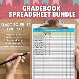 Può includere: Un appunti con un modello di registro scolastico stampato, con colonne per i nomi degli studenti e i punteggi delle valutazioni. Il testo "GRADEBOOK SPREADSHEET BUNDLE" è in alto. Una mano tiene una matita. Il modello include 5 sezioni.