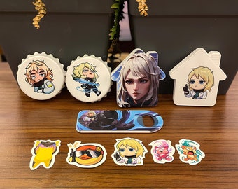 Può includere: Una collezione di vari adesivi e apribottiglie con disegni di personaggi in stile anime. Gli articoli includono disegni rotondi di tappi di bottiglia, adesivi a forma di casa e un apribottiglie con un design blu e nero.