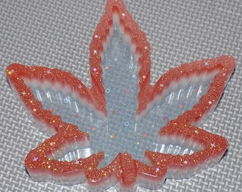 Maple leaf resin ashtray. 7.08"X6.29"