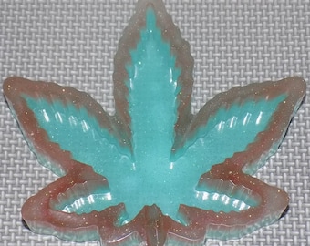 Patriotic Maple leaf resin ashtray. 7.08"X6.29"