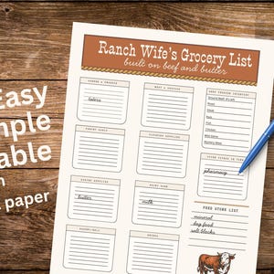 Puede incluir: Una lista de compras imprimible titulada "Ranch Wife's Grocery List" en papel A4. La lista incluye secciones para comestibles, necesidades de los padres, artículos de limpieza y una lista de tiendas de alimentos. Un bolígrafo azul descansa sobre la lista.