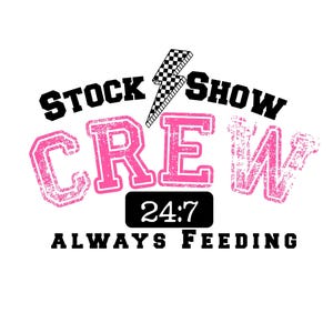 Pode incluir: Um design gráfico com as palavras "STOCK SHOW CREW" em preto e rosa, com um raio e o texto "24:7 ALWAYS FEEDING" em um fundo branco. A palavra "CREW" está em uma fonte rosa desgastada.