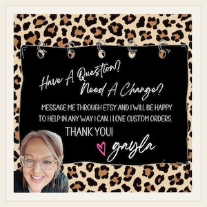 Puede incluir: Un letrero negro estilo pizarra con el texto "Have A Question? Need A Change?" y un mensaje sobre pedidos personalizados. El letrero est&aacute; rodeado por un borde con estampado de leopardo e incluye una foto de una persona sonriente.
