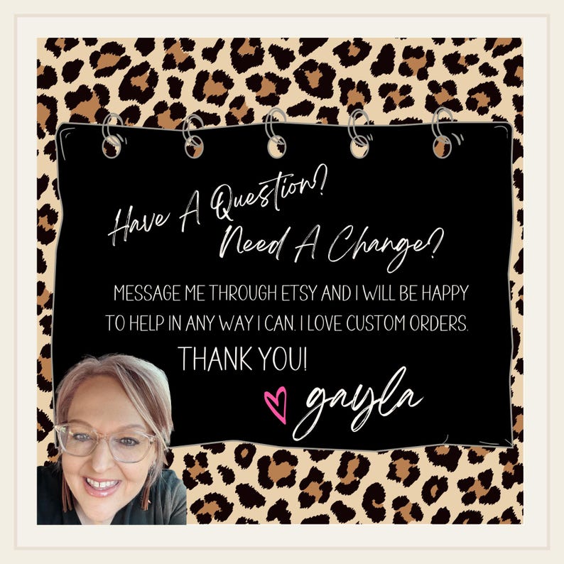 Puede incluir: Un letrero negro estilo pizarra con el texto "Have A Question? Need A Change?" y un mensaje sobre pedidos personalizados. El letrero est&aacute; rodeado por un borde con estampado de leopardo e incluye una foto de una persona sonriente.