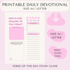 Op de afbeelding: Printbare dagelijkse devotie-agenda met roze en wit ontwerp. Het bevat secties voor het vers van de dag, gebed en dankbaarheid. De tekst luidt "Hoe spreekt God vandaag tot jou?" en "Studiegids voor het vers van de dag".