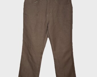 May include: Brown pants with a classic five-pocket design. The pants have a straight leg cut and a button and zipper closure. The brand name "FLAT" is visible on the tag. These pants are suitable for casual wear.