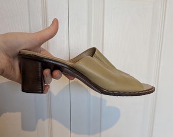 Vintage 90s Jessica Beige Mule Heels / Retro 1990s Leather Slip-on Heels / Size 8M