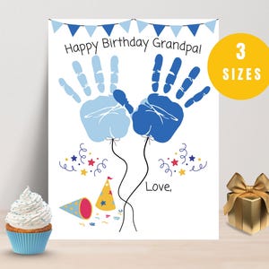 Könnte beinhalten: Eine weiße Geburtstagskarte mit blauen Handabdruck-Ballons, Text mit der Aufschrift "Happy Birthday Grandpa!" und "Love,". Die Karte zeigt eine Partyhüte, Konfetti und ein Banner. Ein gelber Kreis zeigt "3 SIZES" an.