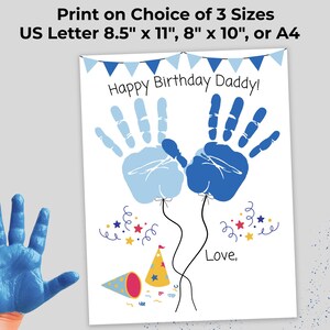 Puede incluir: Una impresi&oacute;n blanca con huellas de manos azules formando globos, con el texto "Happy Birthday Daddy!" y "Love,". La impresi&oacute;n incluye gorros de fiesta, confeti y el texto "Print on Choice of 3 Sizes US Letter 21.6cm x 28cm, 20cm x 25cm, o A4".