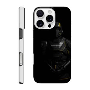 Könnte beinhalten: Eine schwarz-weiße Handyhülle mit einem futuristischen Soldatendesign. Die Hülle hat einen weißen Rand und eine schwarze Rückseite mit einer gelb-grauen Panzerfigur. Die Handyhülle ist für ein Smartphone konzipiert.