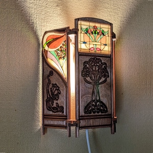 Lampada Art Nouveau come applique da parete con spina, lampada a sospensione in legno - perfetta lampada da comodino o da lettura, lampada in legno, lampada in vetro colorato