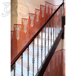 Puede incluir: Una escalera con escalones blancos y una barandilla de madera oscura. La pared presenta un diseño de azulejos rojo-anaranjado con motivos florales blancos. Las balaustradas metálicas son de color gris oscuro. La imagen tiene una estética artística y vintage.