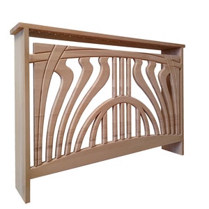 Op de afbeelding: Een lichtgekleurd houten hoofdbord met een Art Nouveau-ontwerp. Het hoofdbord heeft een reeks gebogen, vloeiende lijnen en verticale lamellen, waardoor een decoratieve en elegante uitstraling ontstaat. Het hoofdbord is ongeveer 152 cm breed.