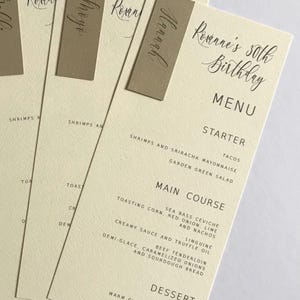 Menù di nozze minimalista con segnaposto, apparecchiatura moderna e personalizzata, menù elegante per gli ospiti per addio al nubilato, cena di compleanno