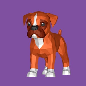 Puede incluir: Figura geométrica de un perro Boxer. El perro es principalmente naranja con marcas blancas en el pecho, hocico y patas. Tiene una franja blanca en la frente y una nariz negra, sobre un fondo morado.