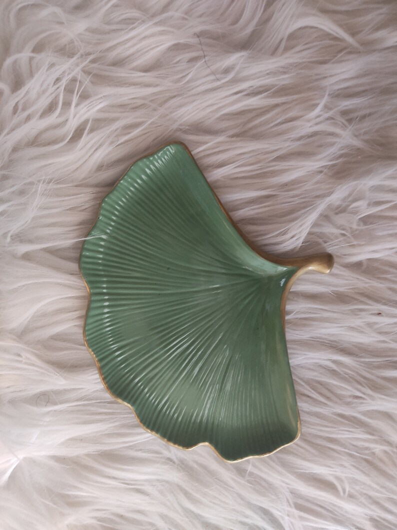 Feuille de Ginko en jesmonite/ plateau/ vide-poche/ porte-bijoux/ décoration A paillettes, bord doré ou sobre, c'est comme vous voulez. Vert bord doré