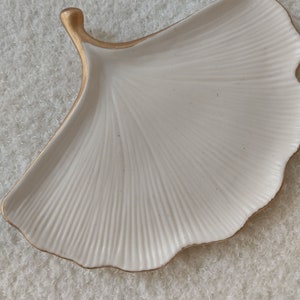 Feuille de Ginko en jesmonite/ plateau/ vide-poche/ porte-bijoux/ décoration A paillettes, bord doré ou sobre, c'est comme vous voulez. Blanc bord doré