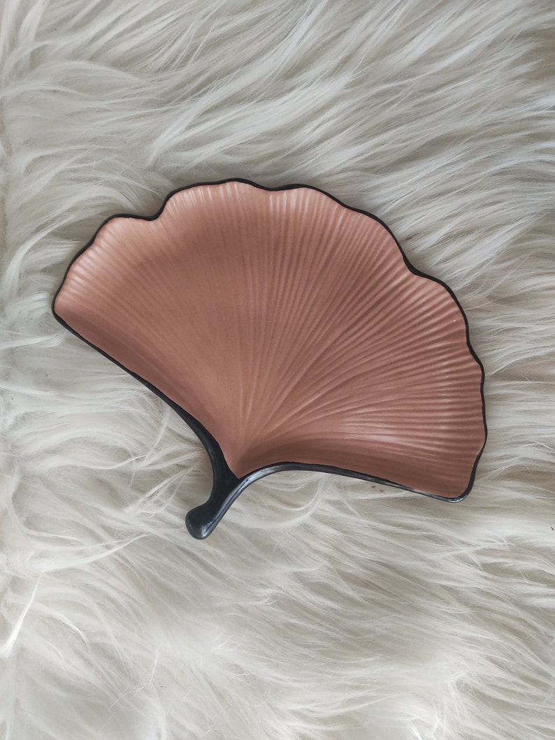 Feuille de Ginko en jesmonite/ plateau/ vide-poche/ porte-bijoux/ décoration A paillettes, bord doré ou sobre, c'est comme vous voulez. Terracota bord noir