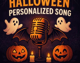 Könnte beinhalten: Ein Halloween-Grafik mit dem Text "HALLOWEEN PERSONALIZED SONG". Das Bild zeigt ein Vintage-Mikrofon mit Fledermausflügeln, zwei Cartoon-Geister, zwei geschnitzte Kürbisse und zwei brennende Kerzen. Der Text "MP3 • WAV • Digital Download" befindet sich unten.